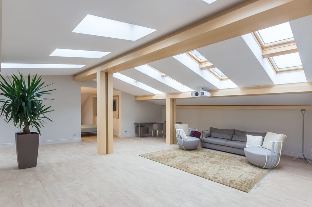 Aménager des combles avec fenêtre de toit et puits de lumière : créer un espace lumineux sous les toits